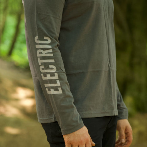 T-shirt a maniche lunghe color antracite con etichetta EMBN