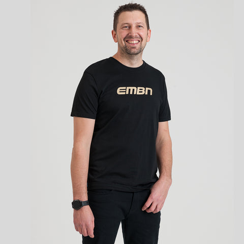 T-shirt con logo parola EMBN - nera e oro