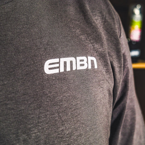T-shirt a maniche lunghe color antracite con etichetta EMBN